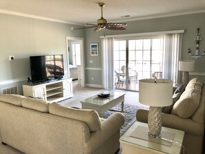 Kondominium, 3 kamar tidur | Ruang keluarga | TV