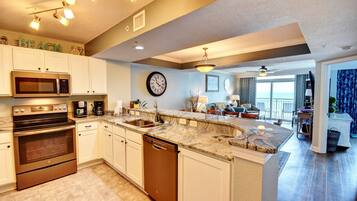 Condo, 4 Bedrooms | Private kitchen | Fridge, oven, coffee/tea maker, toaster