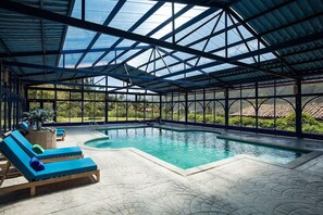 Piscine couverte, piscine extérieure, chaises longues