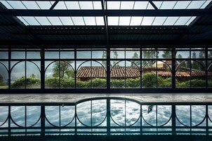 Una piscina techada, una piscina al aire libre