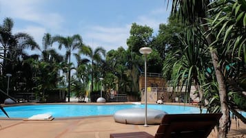 Una piscina al aire libre