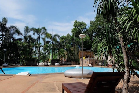 Una piscina al aire libre