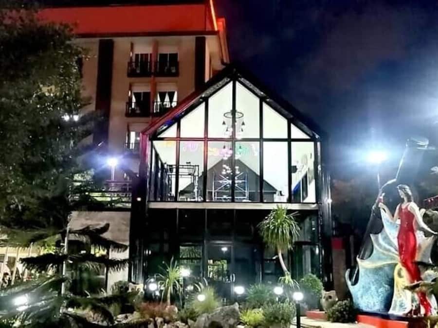 Vista frontal de la propiedad por la tarde o noche