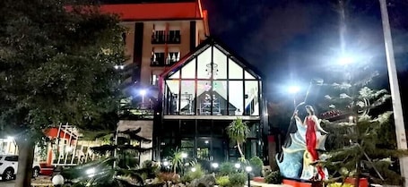 住宿正面 - 傍晚/夜晚. 大普鲁克沙西利公寓酒店