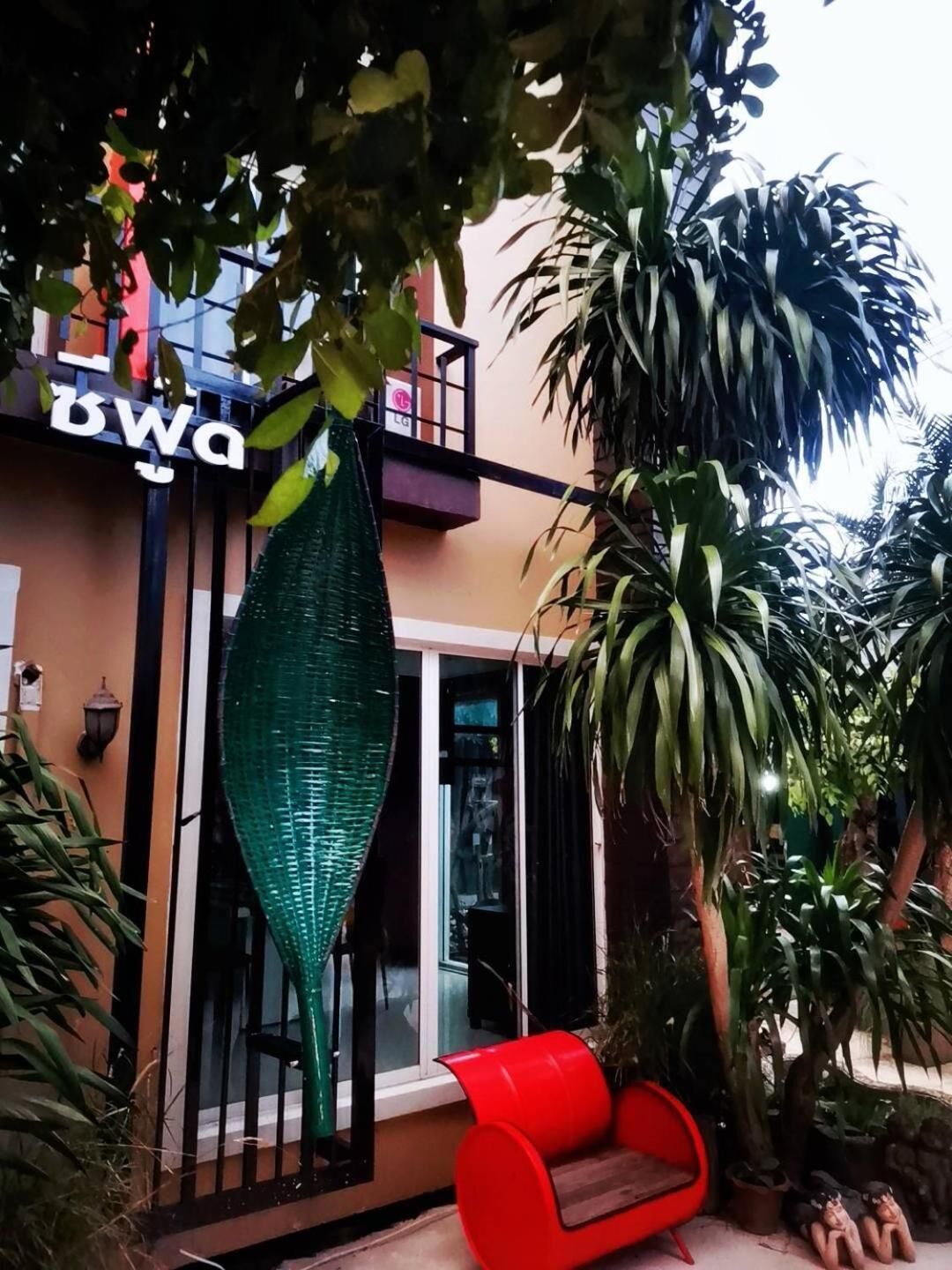 Un edifici amb un rètol que diu "bwa" i una cadira vermella a l'exterior.