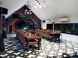 Lunch and dinner served, seafood