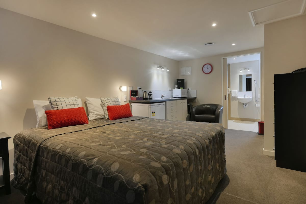 Deluxe Studio, Accessible