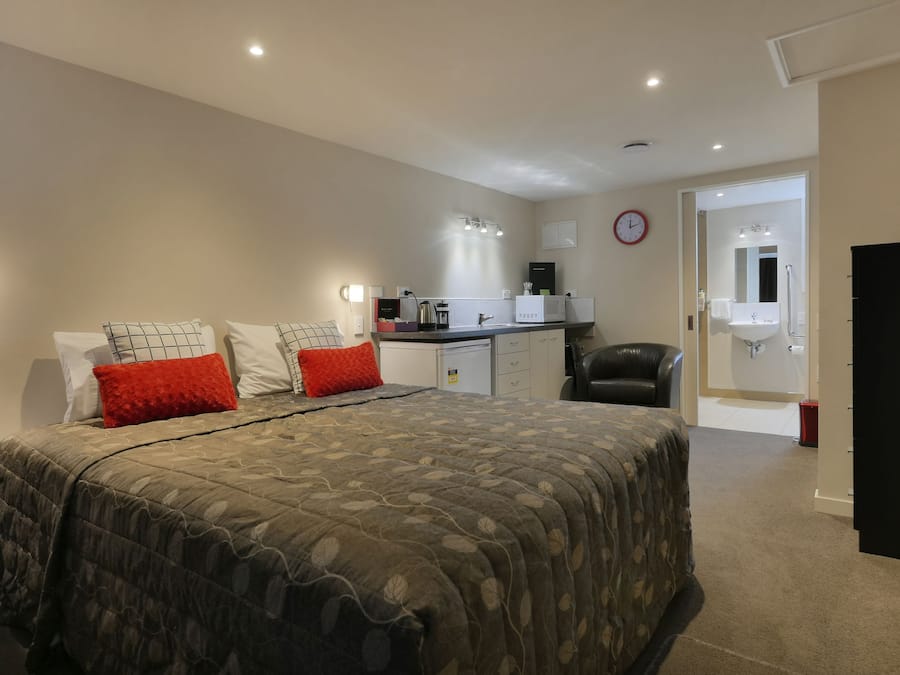 Deluxe Studio, Accessible | Premium bedding, pillow-top beds, individually decorated