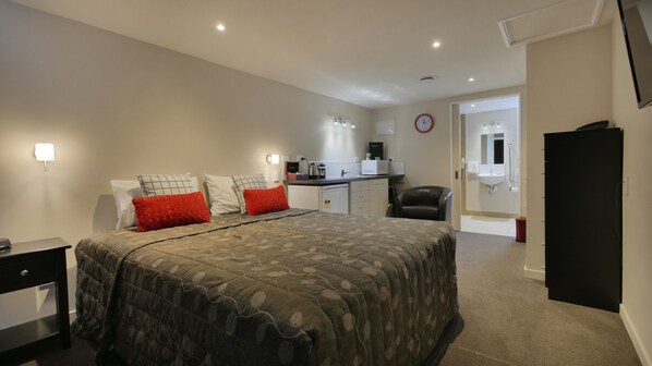 Deluxe Studio, Accessible | Premium bedding, pillowtop beds, individually decorated - Cashel Court Motel (Christchurch)