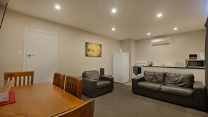 Suite, 1 Bedroom | Premium bedding, pillowtop beds, individually decorated - Cashel Court Motel (Christchurch)