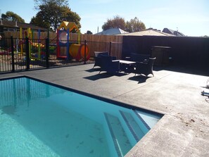 Seasonal outdoor pool - Cashel Court Motel (Christchurch)