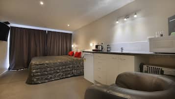 Deluxe Studio, Accessible | Premium bedding, pillowtop beds, individually decorated