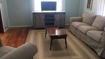 Una Smart TV, un reproductor de DVD, libros, una videoteca