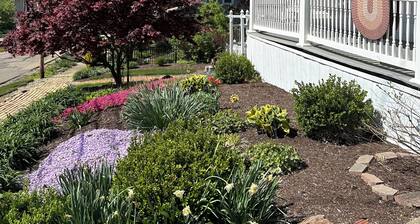 Cozy, Victorian, antique, relaxing get-away with park like back yard.