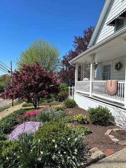 Cozy, Victorian, antique, relaxing get-away with park like back yard.