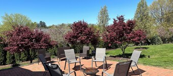 Cozy, Victorian, antique, relaxing get-away with park like back yard.