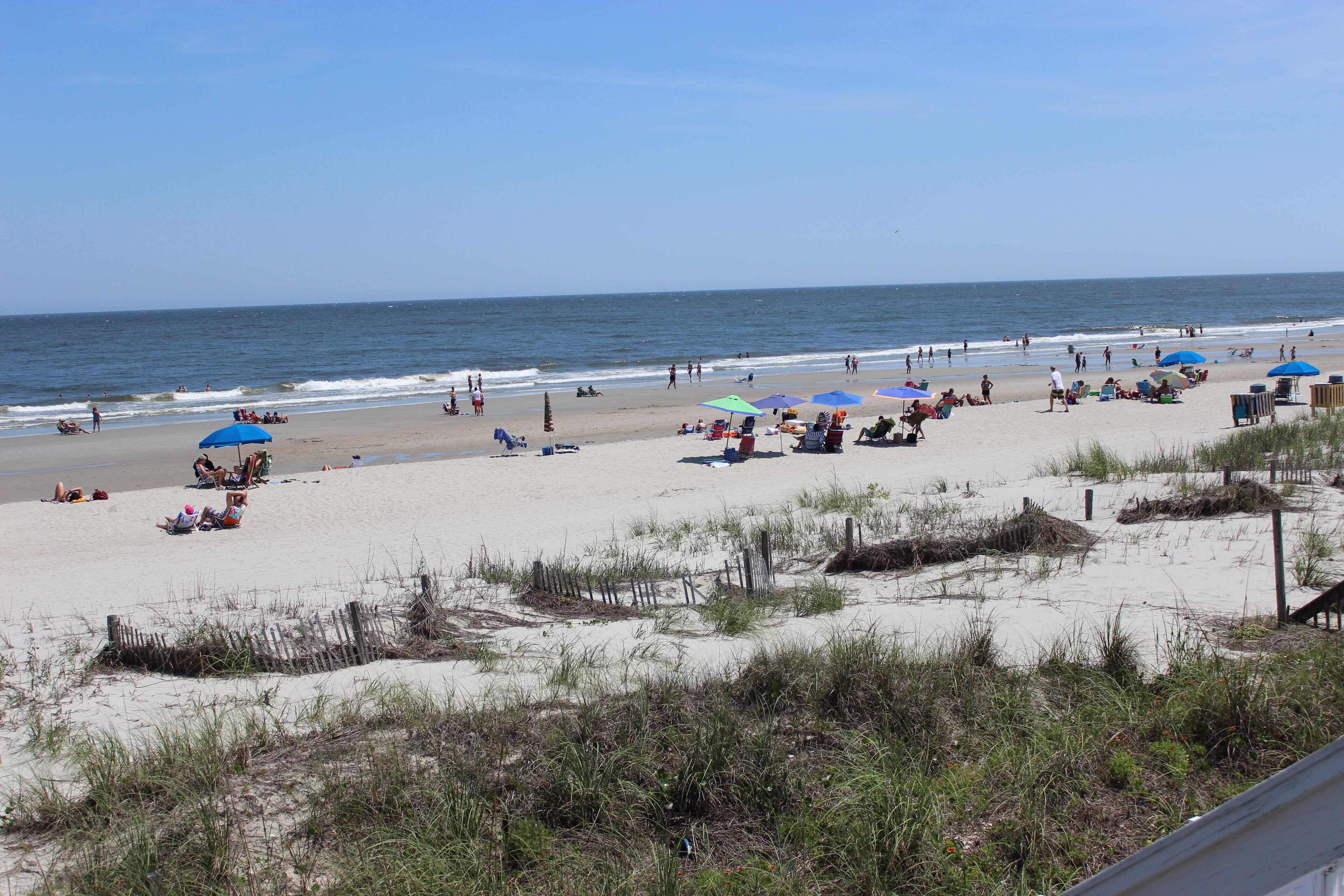 På stranden og solsenger