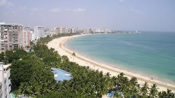 En la playa y toallas de playa