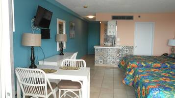 Tabla de planchar con plancha, wifi gratis y ropa de cama