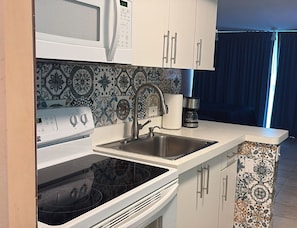 Geladeira, micro-ondas, fogão, cooktop