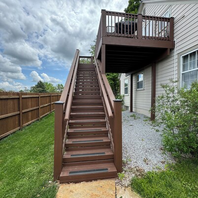 1 Bedroom Apt Located Near Downtown And Historic Districts - Stairs Required