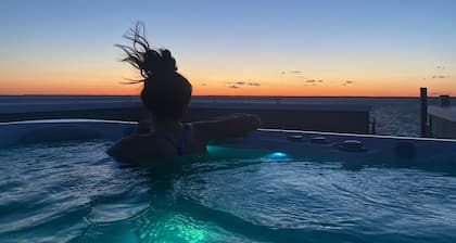 Sunset Paradise mit Sandstrand, Whirlpool auf dem Dach, Panoramablick, Bootfahren und Spaß