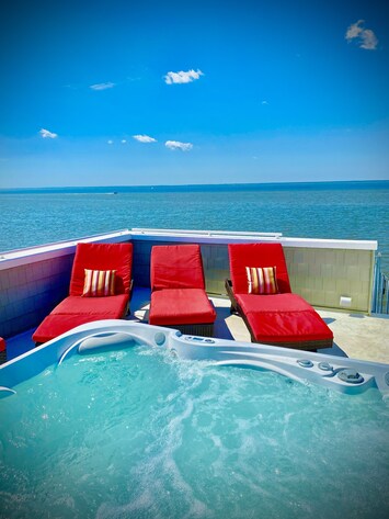 Outdoor spa tub