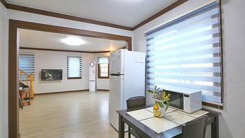 Room, Annex Building (Mercury: Whole House) | Laptop workspace, free WiFi