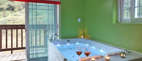 Room (Venus 201-202, 301-302) | Jetted tub