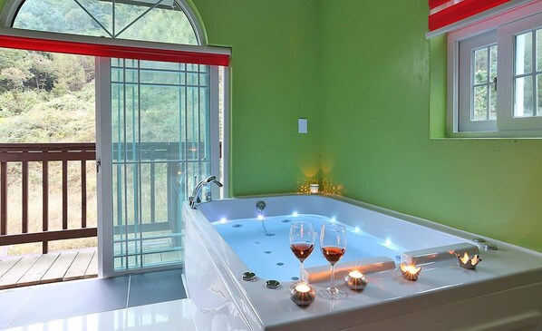 Room (Venus 201-202, 301-302) | Jetted tub - Haena Pension (Gapyeong)