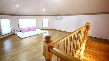 Room (Jupiter 102) | Laptop workspace, free WiFi