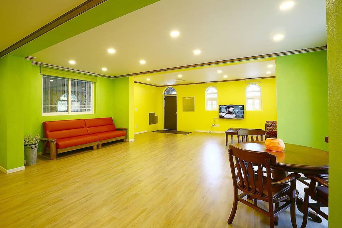 Espacio para trabajar con laptop y wifi gratis