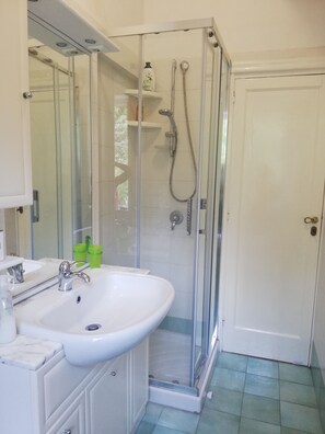 Dusche, Haartrockner, Bidet, Handtücher