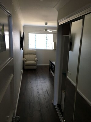 Studio | Iron/ironing board, free WiFi - Broadbeach Studios (Broadbeach)