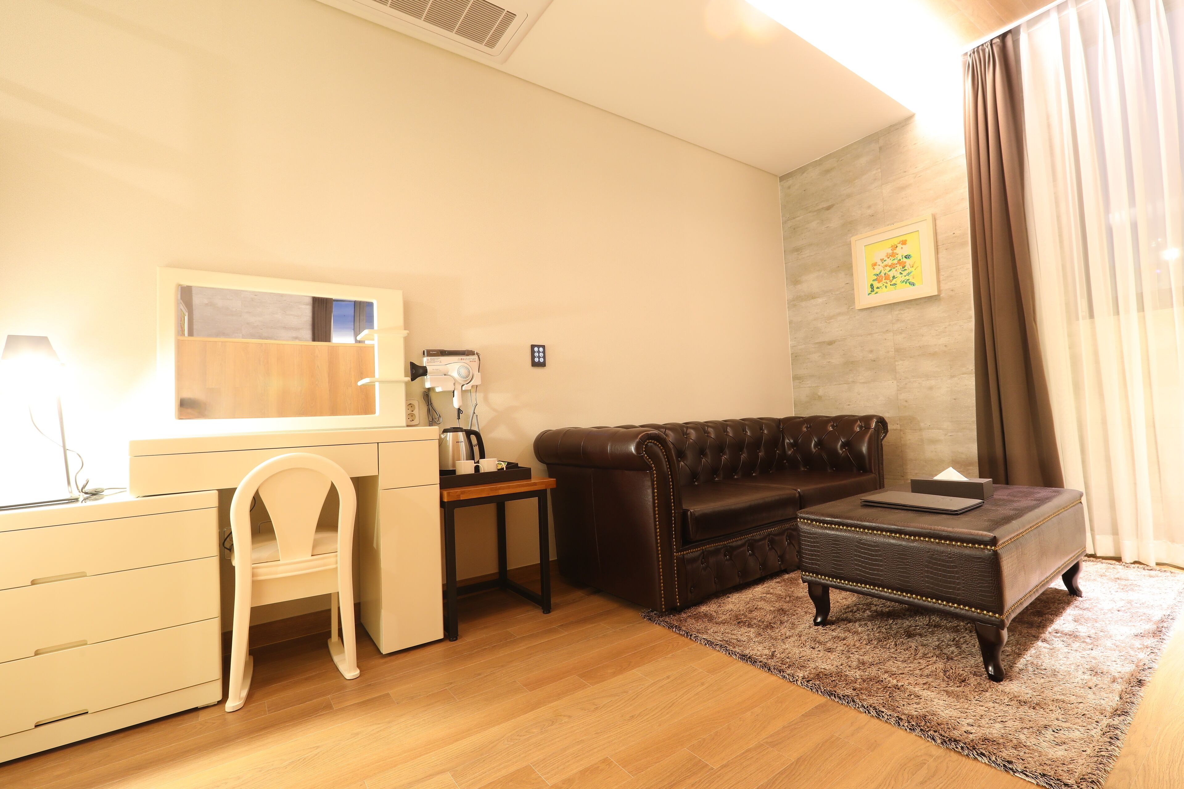 suite, corner | premium bedding, down duvets, in-room safe, desk