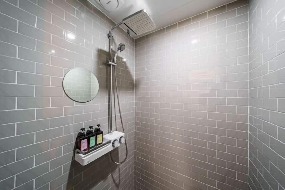 Badeværelse | Separat badekar og bruser, gratis toiletartikler, hårtørrer, badekåber