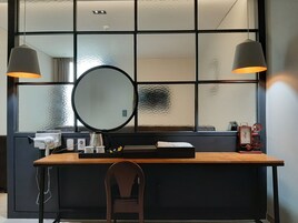 尊贵双人房 | 高档床上用品、羽绒被、客房内保险箱、办公桌