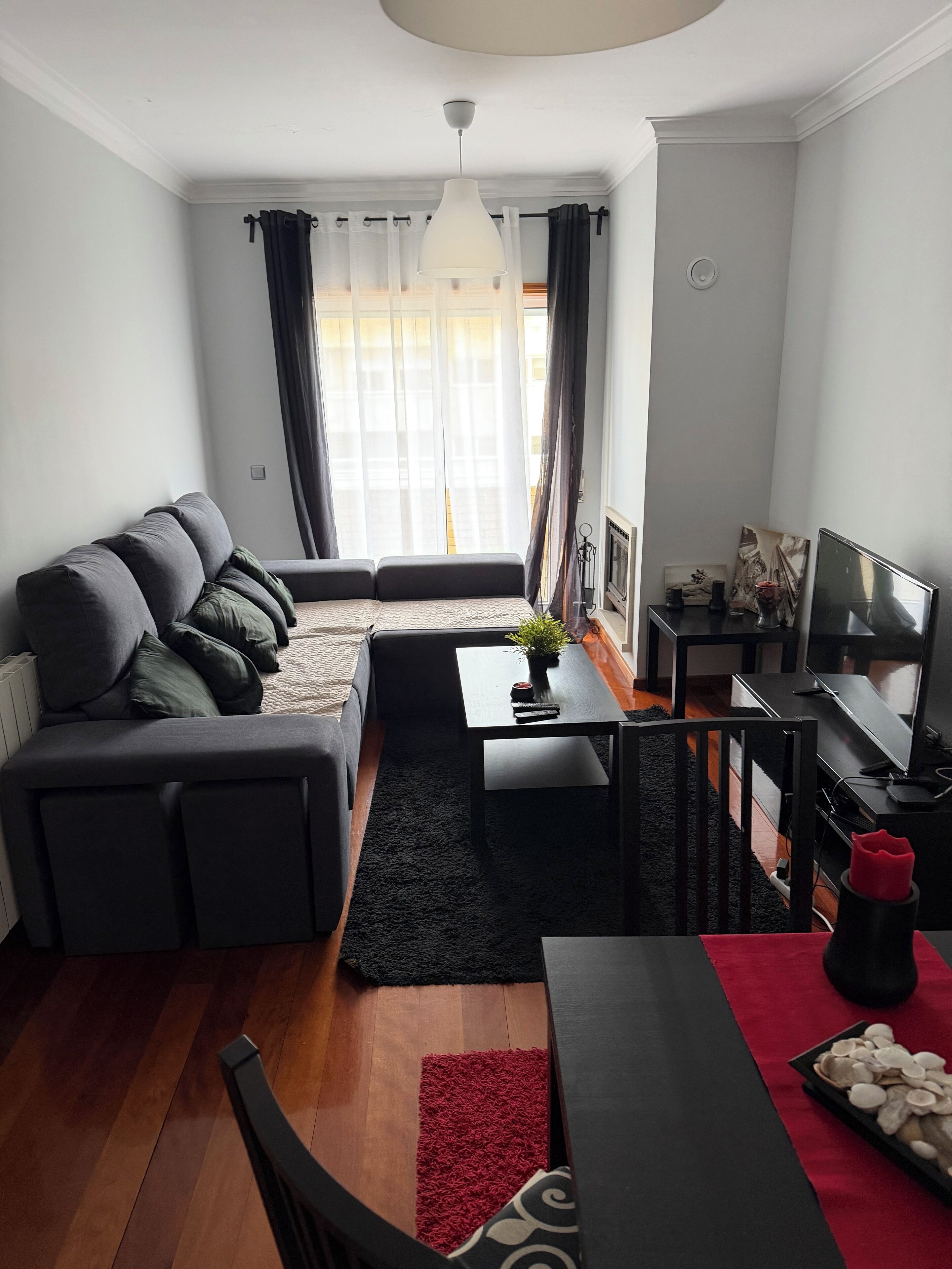 TV, fireplace