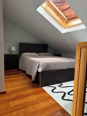 3 habitaciones, tabla de planchar con plancha, wifi y ropa de cama 
