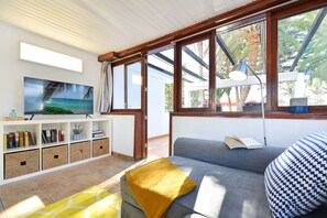 Smart-tv, een dvd-speler en boeken