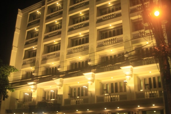 Konaklama yerinin ön cephesi - akşam/gece