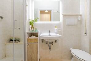 Combined shower/bathtub, hair dryer, bidet, towels