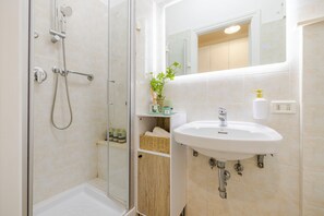 Duschwanne, Haartrockner, Bidet, Handtücher