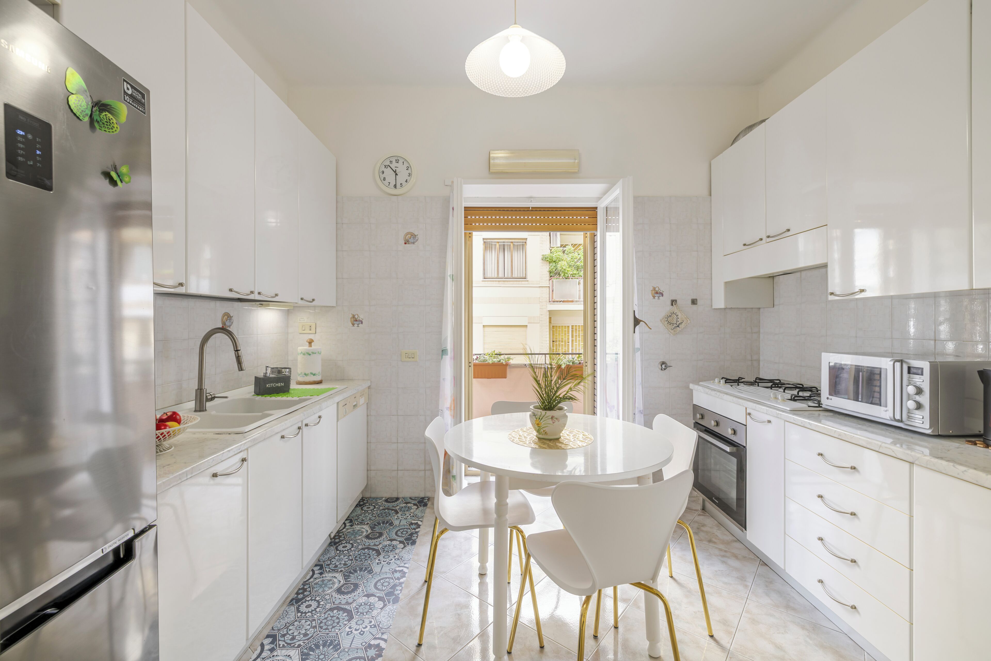 Frigorifero, microonde, forno, piano cottura