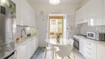 Frigorifero, microonde, forno, piano cottura