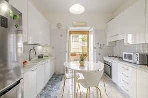 Frigorifero, microonde, forno, piano cottura