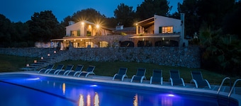 Vakker stor villa på skogsområdet