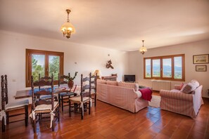 Smart TV, fireplace, table football, ping pong - Beautiful large villa on forest area (Santa Eugènia)