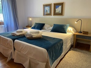 8 bedrooms, iron/ironing board, travel cot, free WiFi - Beautiful large villa on forest area (Santa Eugènia)