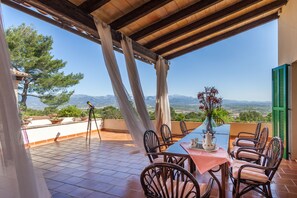 屋外ダイニングエリア